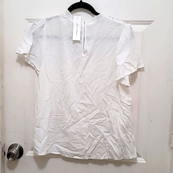 NWT ALL IN FAVOR WOMEN'S WHITE SHORT SLEEVE BLOUSE WITH EMBROIDERED INFRONT … - Picture 3 of 7